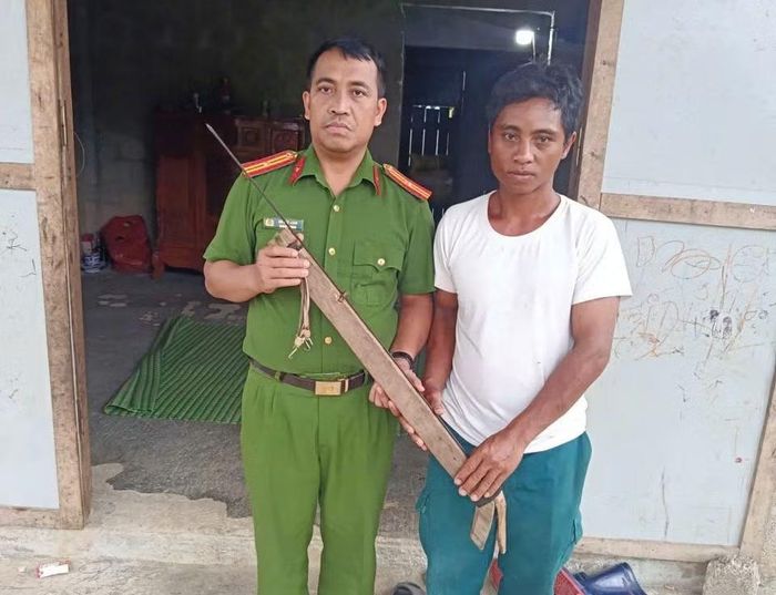 Anh Hồ Xuân Diên (SN 1997, ở thôn Cưr Xo, xã A Lưới 4) giao nộp vũ khí thô sơ cho Công an.