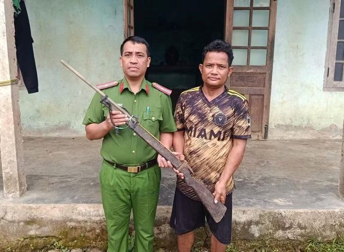 Công an xã A Lưới 4 tích cực tuyên truyền, người dân tự nguyện giao nộp súng, vũ khí tự chế.