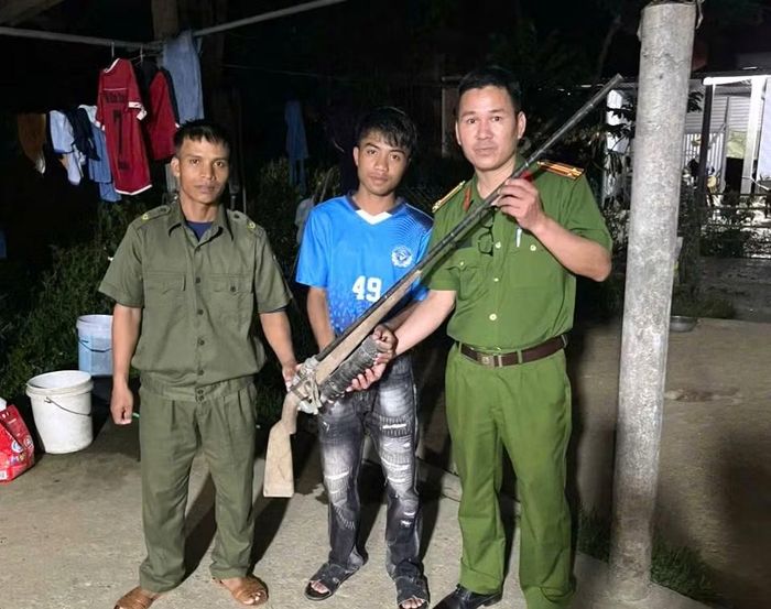 Một khẩu súng tự chế được người dân ở A Lưới giao nộp cho cơ quan Công an.