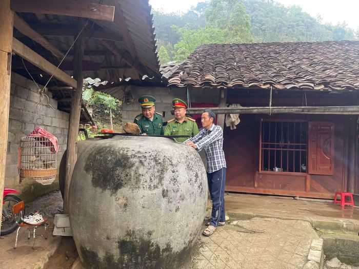  Cán bộ hỗ trợ người dân có được những chiếc lu chứa nước mưa bên hiên nhà. 