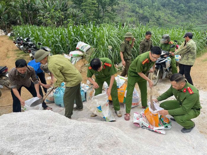 Lực lượng Công an xã Lũng Nặm phối hợp các ban, ngành, đoàn thể giúp gia đình bà Đào Thị Sinh vận chuyển cát, sỏi, xi măng phục vụ xây dựng nhà ở.