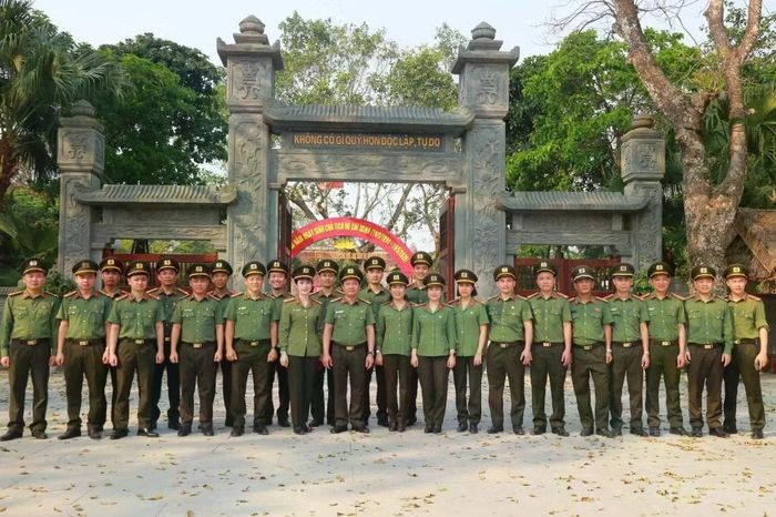 Cán bộ, chiến sĩ Phòng An ninh nội địa chụp ảnh lưu niệm ở Khu lưu niệm Chủ tịch Hồ Chí Minh, xã Kim Liên, tỉnh Nghệ An.