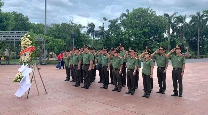 Cán bộ, chiến sĩ Phòng An ninh nội địa Công an tỉnh Quảng Trị dâng hoa tưởng nhớ đến các Anh hùng liệt sĩ ở Nghĩa trang liệt sĩ.