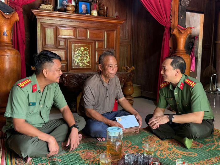 Lãnh đạo, cán bộ Phòng An ninh nội địa Công an tỉnh Quảng Trị thăm hỏi, tặng quà động viên bà con dân tộc Pa Kô, Vân Kiều nhân dịp 80 năm Ngày truyền thống lực lượng An ninh và bà con dân tộc Pa Kô, Vân Kiều mang họ Bác Hồ.
