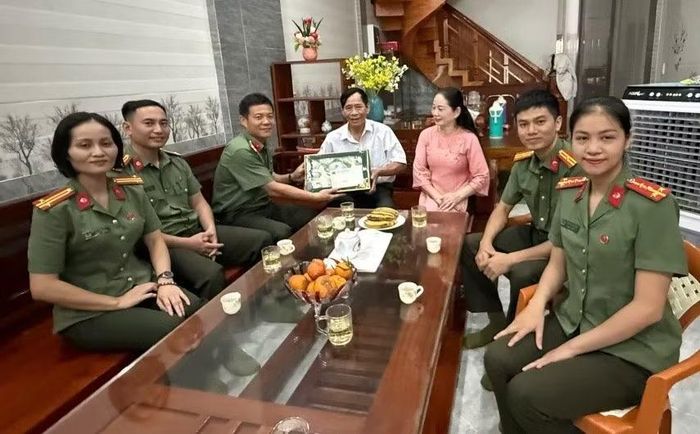 Phòng An ninh nội địa Công an tỉnh Quảng Trị thăm hỏi, động viên các gia đình nguyên là lãnh đạo, cán bộ của đơn vị.