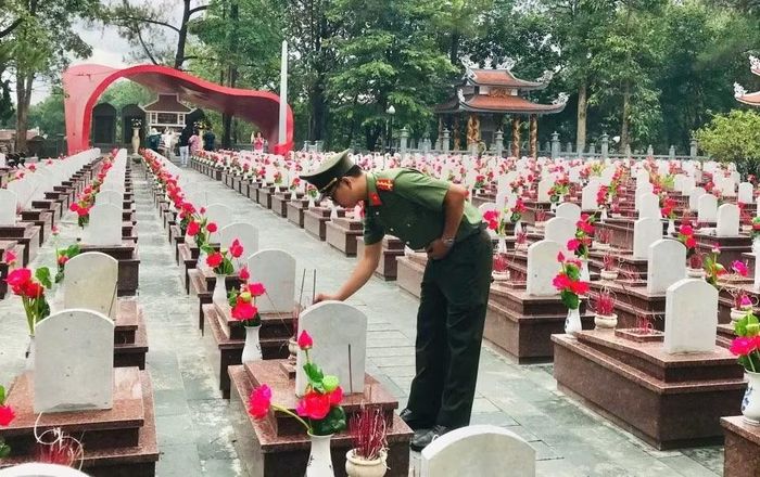Cán bộ Phòng An ninh nội địa Công an tỉnh Quảng Trị dâng hương các Anh hùng liệt sĩ.
