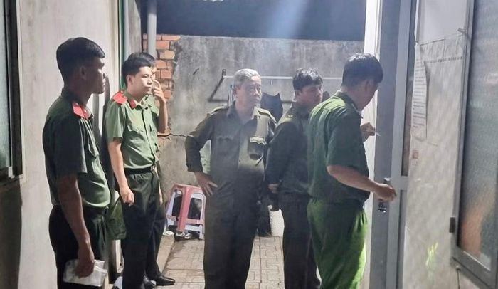 Công an kiểm tra hành chính một dãy nhà trọ để ngăn ngừa tội phạm phát sinh.