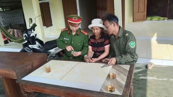 Trung úy Hoàng Hải Lược đưa công nghệ số đến với bà con dân bản.
