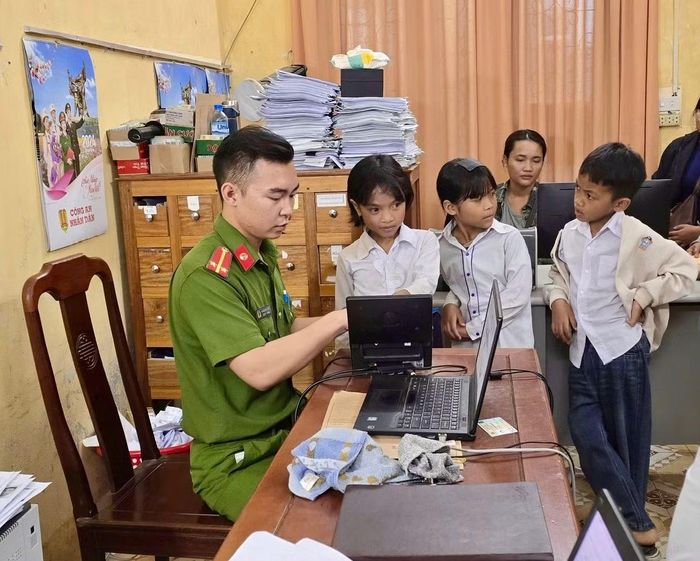Trung úy Hoàng Hải Lược xuyên trưa làm thủ tục cấp căn cước công dân cho trẻ từ 6-14 tuổi.
