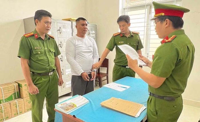 Cơ quan CSĐT khởi tố bị can, bắt tạm giam đối với Nguyễn Minh Hùng (thường gọi Hùng cá viên) để điều tra về hành vi cố ý gây thương tích và tàng trữ, sử dụng trái phép vũ khí quân dụng.
