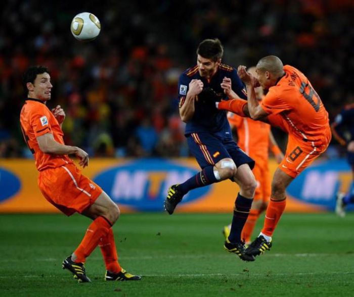 Pha "kung fu" nổi tiếng của Nigel de Jong tại World Cup 2010. Ảnh: Getty.