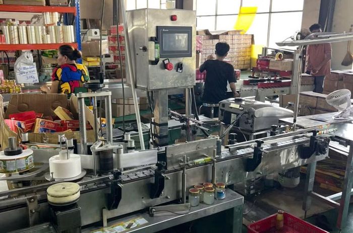 Bên trong cơ sở sản xuất hàng giả là nước yến, tổ yến chưng sẵn.