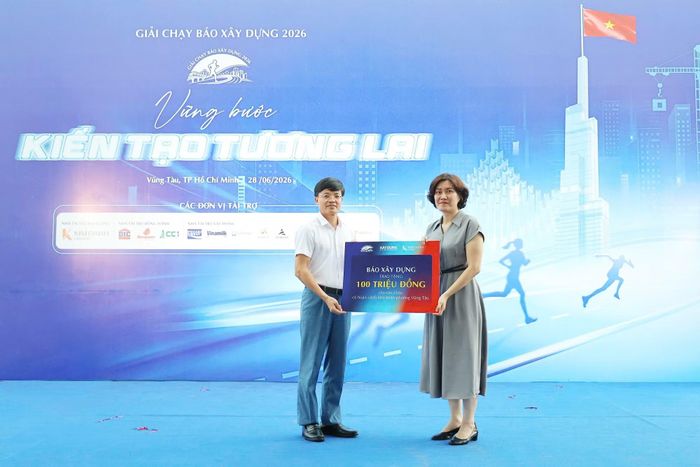 Ban tổ chức trao phần quà cho các cháu có hoàn cảnh khó khăn tại phường Vũng Tàu.