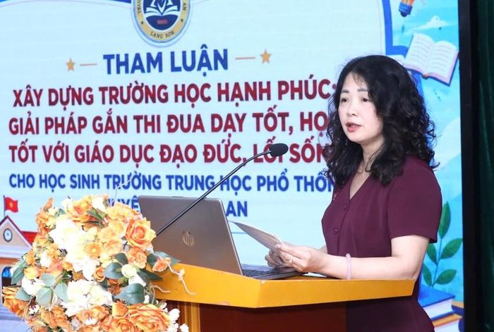 Địa biểu Trường Trung học Phổ thông Chu Văn An tham luận tại hội thảo.