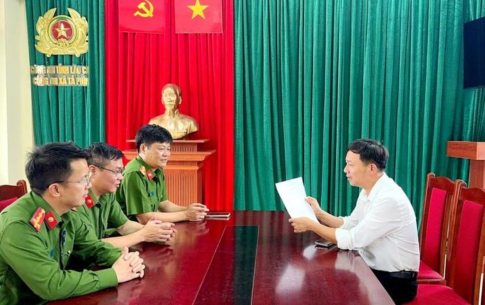 Ông Trần Chí Thành cảm ơn Công an xã Tả Phìn.