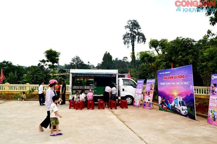 Thư viện tỉnh Lào Cai đưa xe sách lưu động phục vụ học sinh và du khách tại đình Làng Nhớn. Ảnh: Quốc Hồng