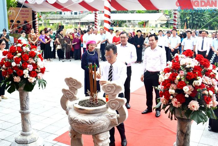 Lãnh đạo UBND tỉnh thắp nén tâm nhang tại buổi lễ. Ảnh: Quốc Hồng