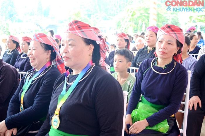 Đồng bào dân tộc Tày ở địa phương tham dự sự kiện. Ảnh: Quốc Hồng