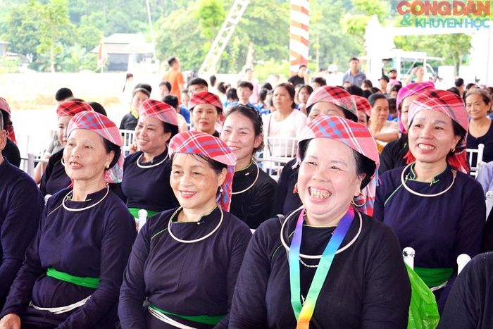 Niềm vui đón nhận Bằng Di tích lịch sử - văn hóa cấp tỉnh đối với đình Làng Nhớn, phường Cam Đường. Ảnh: Quốc Hồng