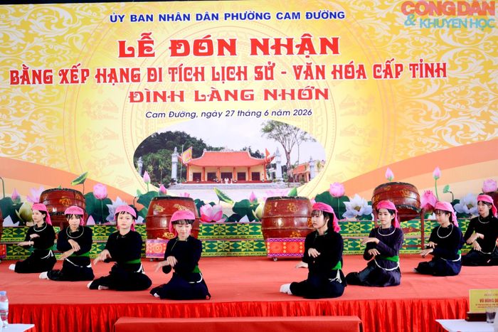 Đồng bào Tày địa phương chào mừng sự kiện. Ảnh: Quốc Hồng