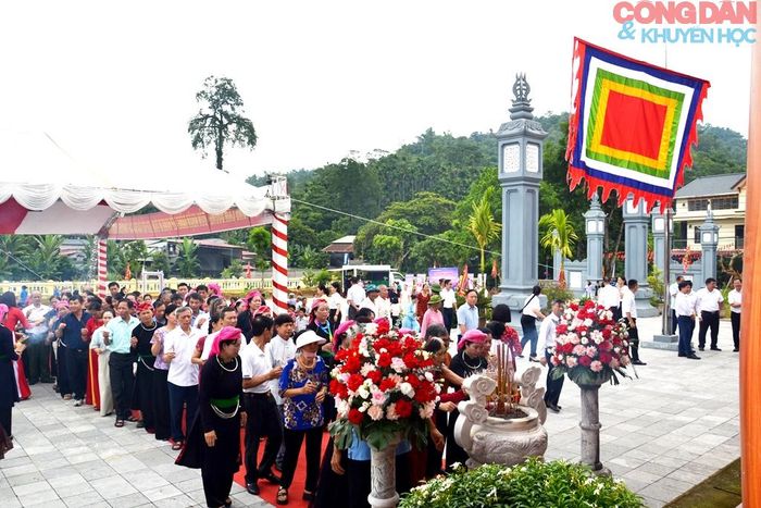 Đông đảo nhân dân địa phương và khu vực lân cận tỏ lòng thành kính với các tiền bối cách mạng tại đình Làng Nhớn. Ảnh: Quốc Hồng