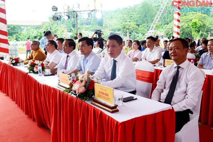 Lãnh đạo phường Cam Đường tham dự lễ. Ảnh: Quốc Hồng