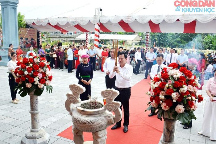 Trưởng Ban Tuyên giáo Tỉnh ủy Lào Cai Dương Đức Huy thắp hương tưởng nhớ công lao các tiền bối cách mạng ở địa phương. Ảnh: Quốc Hồng