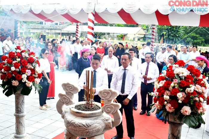 Lãnh đạo Đảng ủy, UBND phường Cam Đường thắp hương tại đình Làng Nhớn. Ảnh: Quốc Hồng