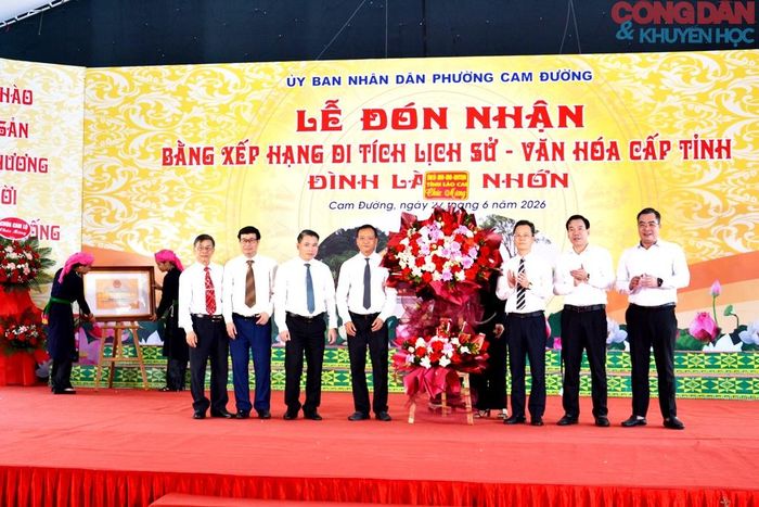 Lãnh đạo tỉnh Lào Cai tặng hoa chúc mừng phường Cam Đường. Ảnh: Quốc Hồng