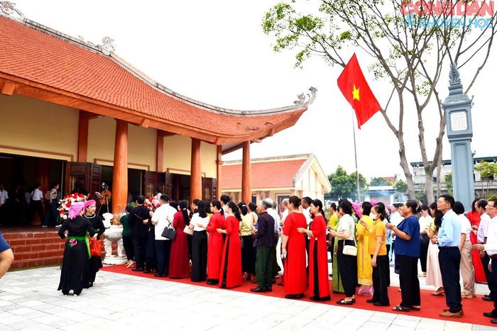 Người dân trong ngày Công bố xếp hạng đình Làng Nhớn là Di tích lịch sử - văn hóa cấp tỉnh. Ảnh: Quốc Hồng