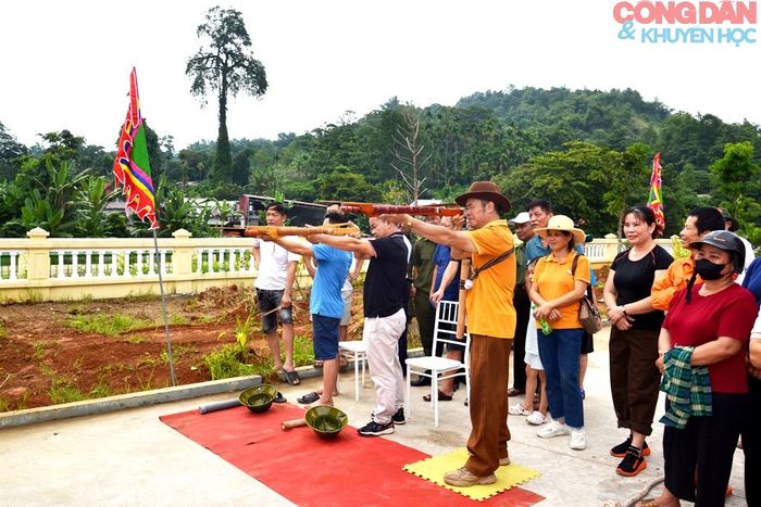 Thi bắn nỏ truyền thống của người Tày trong ngày lễ. Ảnh: Quốc Hồng
