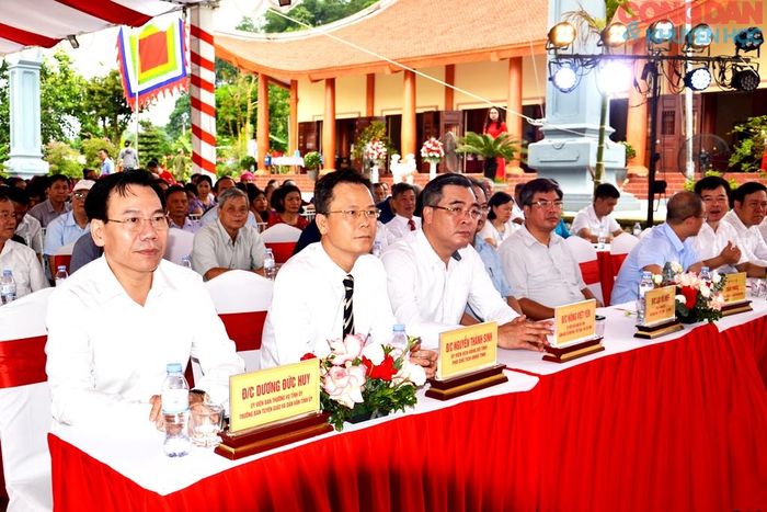 Lãnh đạo Tỉnh ủy, UBND tỉnh Lào Cai tham dự Lễ công bố đình Làng Nhớn là Di tích lịch sử - văn hóa cấp tỉnh. Ảnh: Quốc Hồng