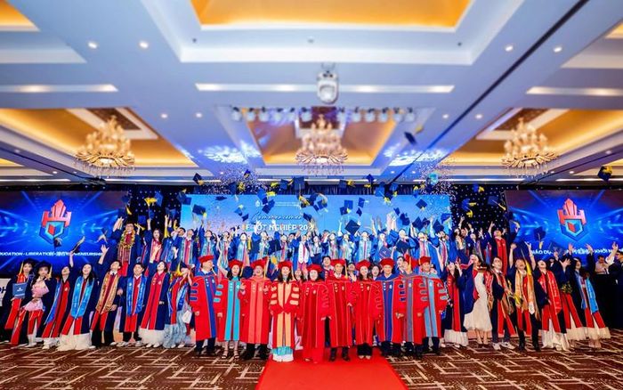 28 tân thạc sĩ và 218 tân cử nhân tại lễ tốt nghiệp.