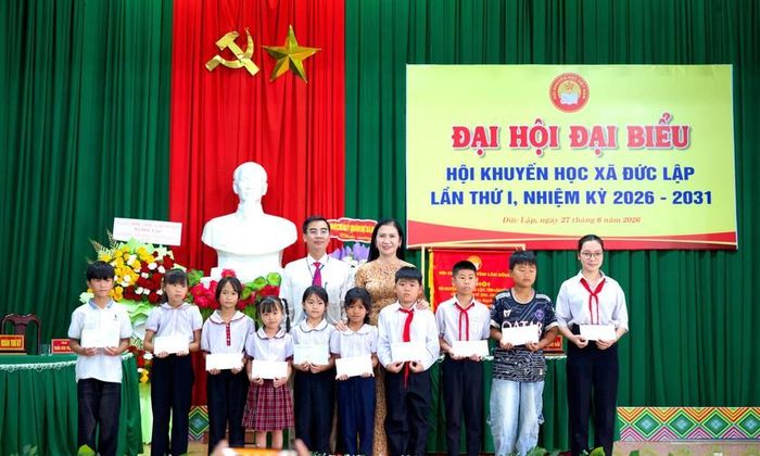 Lãnh đạo Hội Khuyến học tỉnh Lâm Đồng trao học bổng cho các em học sinh vượt khó học tốt tiêu biểu của xã Đức Lập.