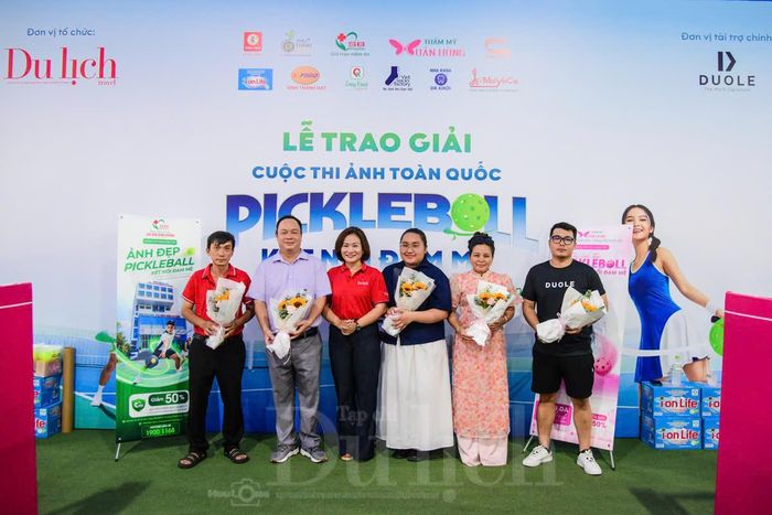 Ban Tổ chức tặng hoa tri ân đến đại diện các nhà tài trợ.