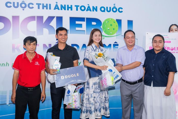 Hoa hậu Môi trường Thế giới 2023 Nguyễn Thanh Hà thay mặt tác giả Nguyễn Thị Phương Thảo; ông Phan Đăng Báo thay mặt ca sĩ Ưng Hoàng Phúc nhận giải Nhì.