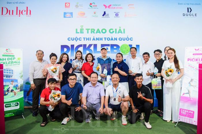 Các tác giả đoạt giải chụp ảnh lưu niệm cùng đại diện nhà tài trợ và Ban Tổ chức.