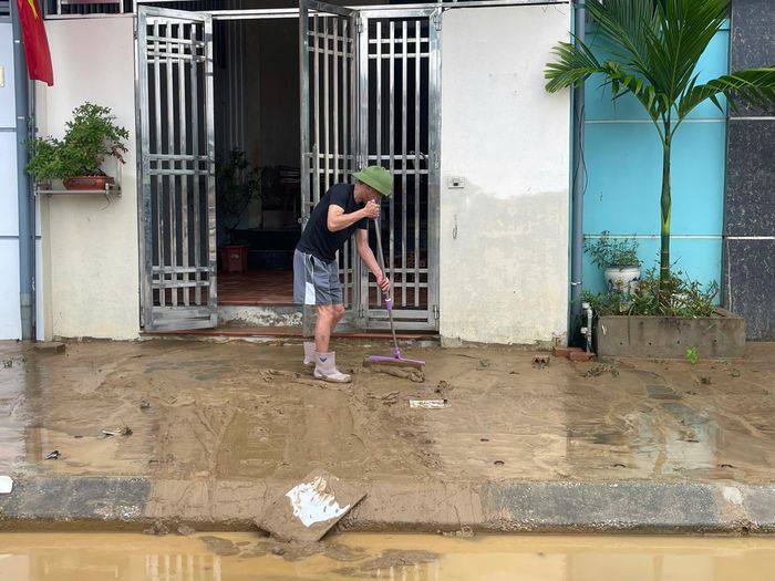 Sau khi nước lũ rút người dân tranh thủ dọn dẹp vệ sinh.