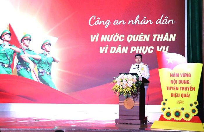Thí sinh Đàm Trí Tuệ, Đảng ủy Công an tỉnh trình bày phần thi.