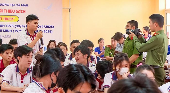 Lực lượng Công an tỉnh tuyên truyền để các bạn trẻ nắm rõ cách phòng tránh, cũng như tác hại của ma túy đối với cộng đồng.