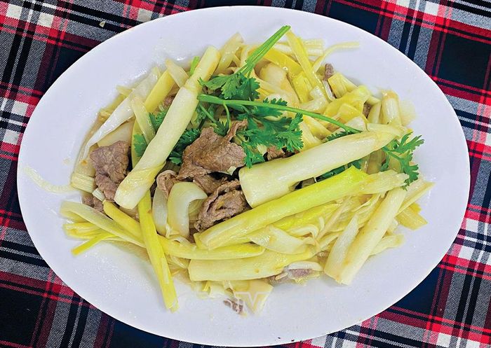 Món bồn bồn xào thịt bò ngon ngọt và bổ dưỡng.