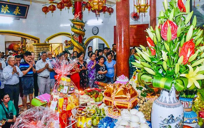 Lễ hội dân gian tài nguyên quý cho phát triển du lịch (lễ vía Bà địa mẫu phường Bạc Liêu).