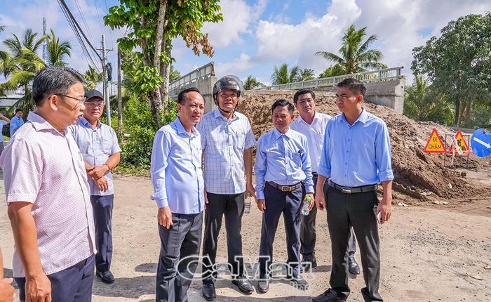Phó Bí thư Tỉnh ủy, Chủ tịch HĐND tỉnh Phạm Văn Thiều (thứ ba từ trái sang) kiểm tra tiến độ thực hiện dự án.