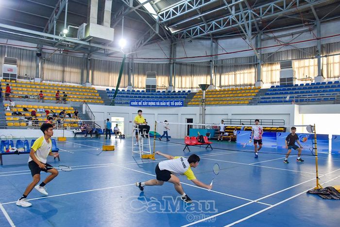 Các VĐV thi đấu môn cầu lông cống hiến những pha cầu kịch tính ngay sau tiếng còi khai cuộc.
