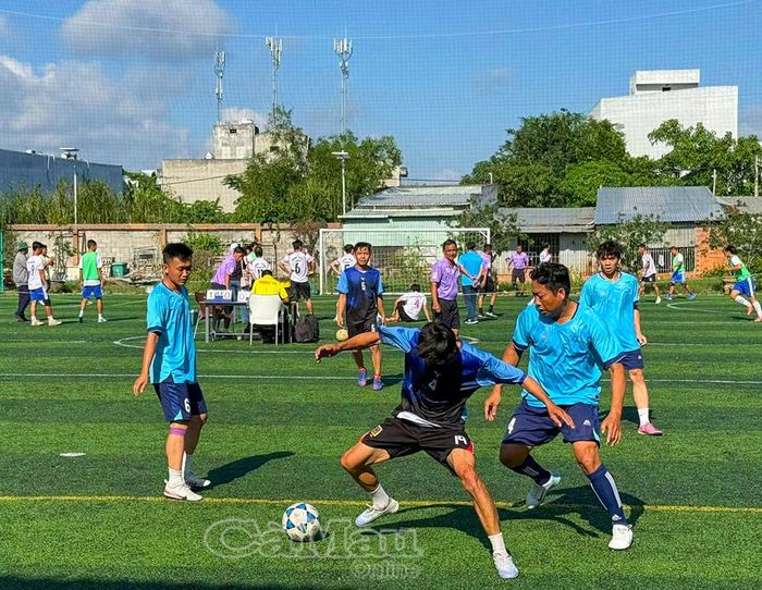 Ngay sau lễ khai mạc, các đội cũng bước vào tranh tài môn bóng đá với tinh thần thể thao cao thượng.