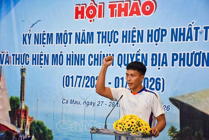 VĐV Phan Phạm Anh Minh thay mặt gần 300 VĐV tham gia hội thao thực hiện nghi thức tuyên thệ.