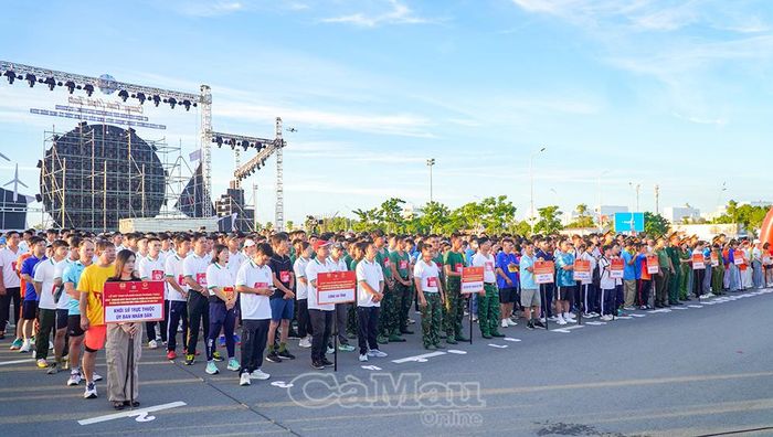 Điểm cầu Cà Mau, gần 1.000 đại biểu và vận động viên tham gia Giải chạy phong trào hưởng ứng Tháng hành động phòng, chống ma túy năm 2026 tại Quảng trường Phan Ngọc Hiển, phường An Xuyên.