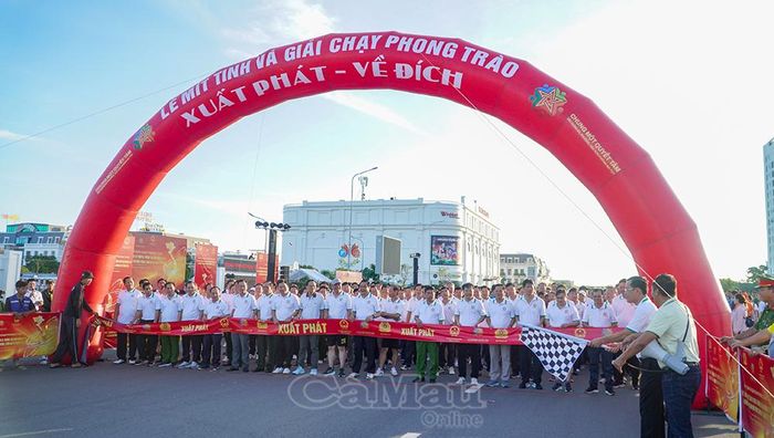  Các đại biểu và vận động viên xuất phát tham gia giải chạy phong trào với cự ly 5 km đối với nam và 3 km đối với nữ quanh khu vực Quảng trường Phan Ngọc Hiển.