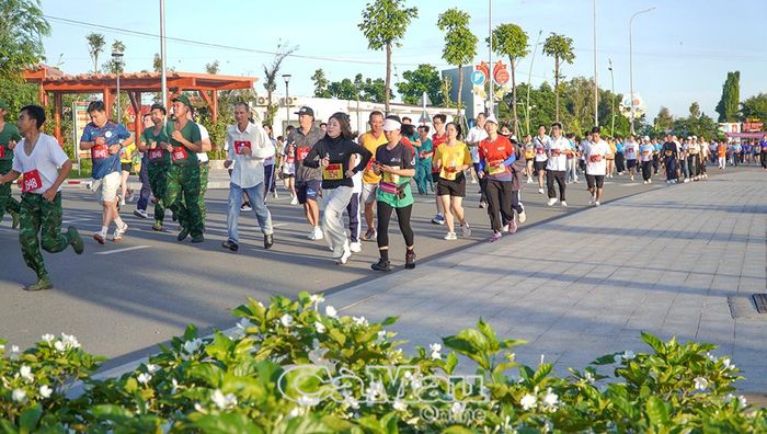 Lãnh đạo tỉnh Cà Mau cùng các lực lượng, vận động viên tham gia Giải chạy phong trào, thể hiện sự đồng hành trong các hoạt động vì cộng đồng, nâng cao sức khỏe và đẩy mạnh tuyên truyền phòng, chống ma túy.
