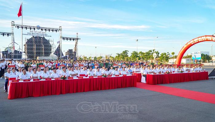  Các đại biểu tham dự Lễ mít tinh hưởng ứng Giải chạy phong trào với chủ đề "Chung một quyết tâm xây dựng xã, phường, đặc khu không ma túy" tại điểm cầu Quảng trường Phan Ngọc Hiển, phường An Xuyên, tỉnh Cà Mau.